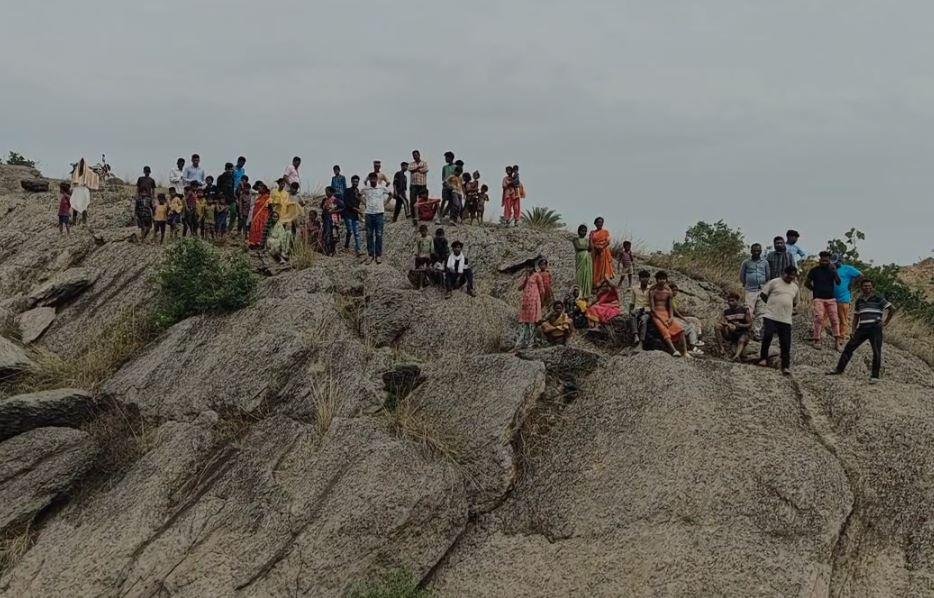 Giridih : डैम में अज्ञात युवती का तैरता हुआ शव मिलने से सनसनी, पुलिस जांच में जुटी... Giridih : घटना के बाद जुटी लोगों की भीड़
