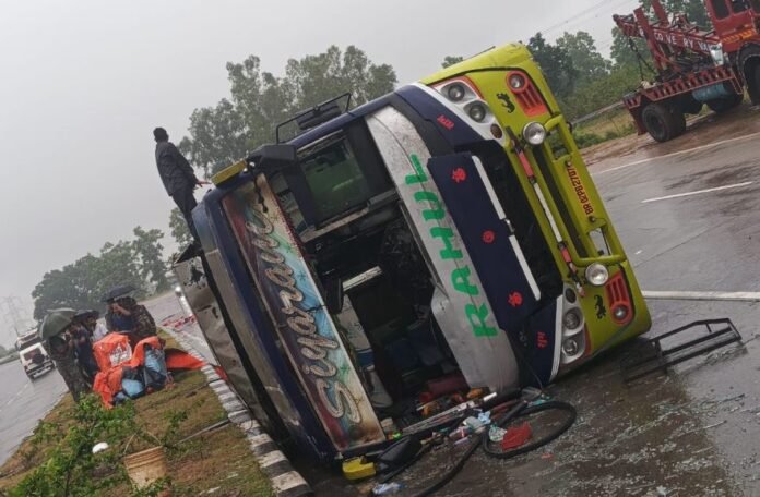 Hazaribagh : कोलकाता से आ रही सियाराम बस पलटी, कई घायल...