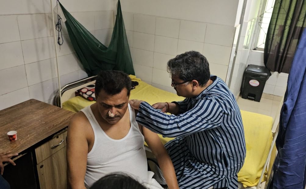Hazaribagh : अस्पताल में जांच कराते सांसद