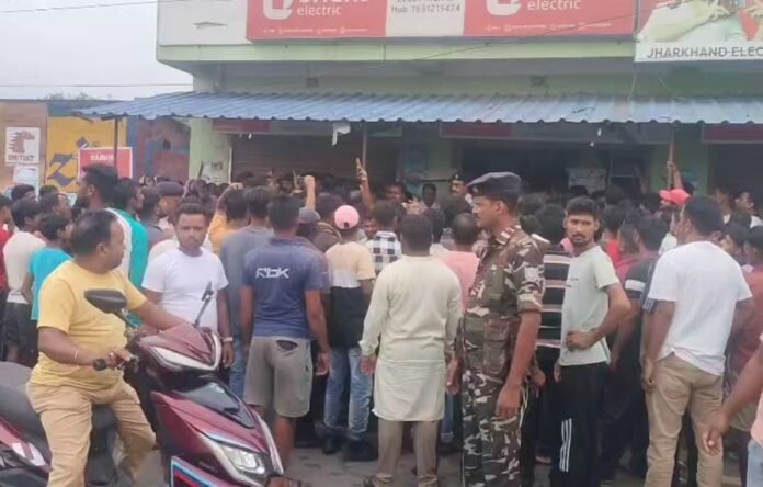Jamtara : संचालक ने दुकान में फांसी लगाकर की आत्महत्या, जांच में जुटी पुलिस...