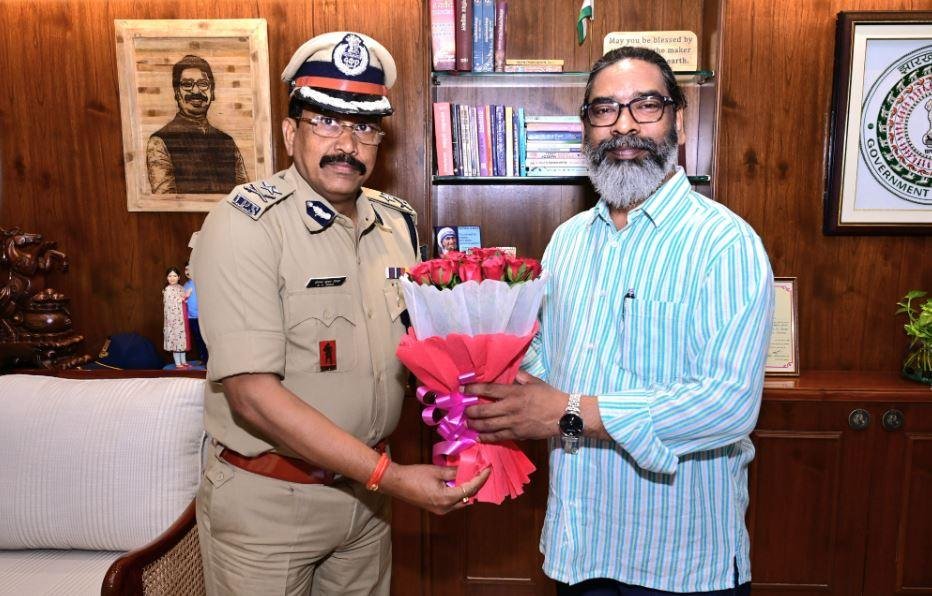 Breaking : मुख्यमंत्री हेमंत सोरेन से कई पुलिस अधिकारियों ने की मुलाकात... Breaking : सीएम से मुलाकात के दौरान पुलिस अधिकारी