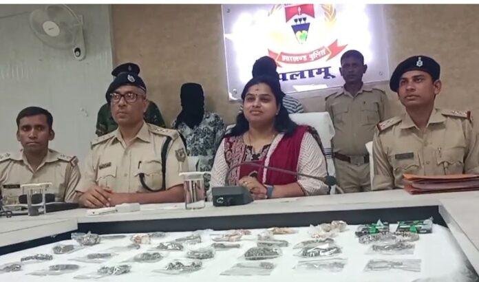 Palamu Crime : गहनों की बड़ी लूट का सनसनीखेज खुलासा, भारी मात्रा में लूटे गए सोने चांदी के साथ दो गिरफ्तार...