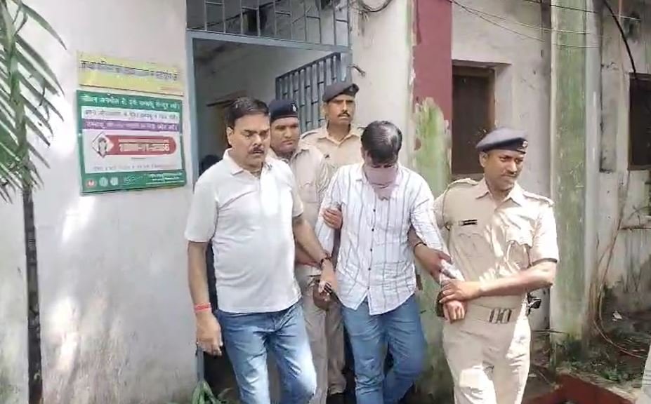Dhanbad Breaking : DCLR कार्यालय का कंप्यूटर ऑपरेटर 15 हजार घूस लेते रंगेहाथ धराया, जमीन से...