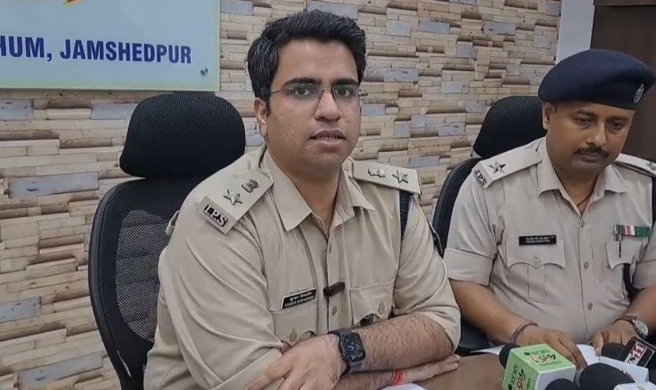 Jamshedpur : अवैध हथियारों की डीलिंग करते रंगे हाथ धराए तीन युवक, लोडेड पिस्टल और... Jamshedpur : मामले की जानकारी देती पुलिस