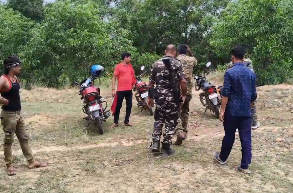 Dhanbad : पेड़ से लटका मिला युवती का शव, जांच में जुटी पुलिस... Dhanbad : मौके पर पहुंची पुलिस