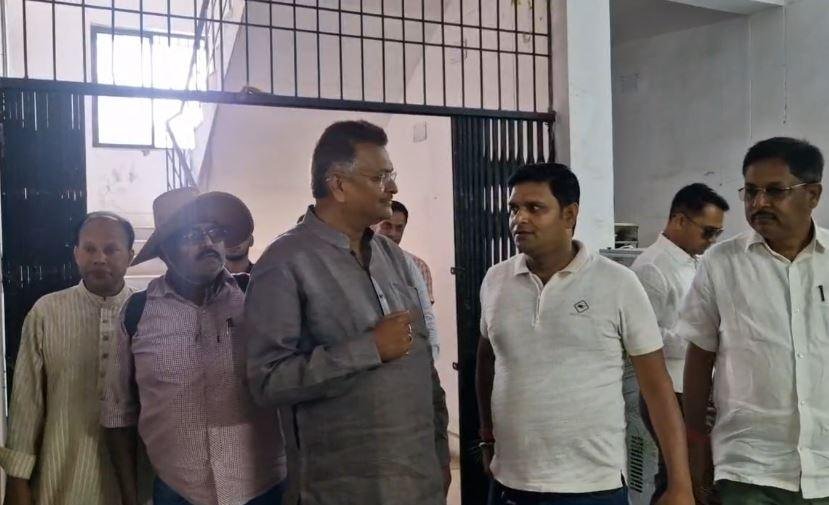 Hazaribagh : शेख भिखारी मेडिकल कॉलेज अस्पताल पहुंचे सांसद मनीष जायसवाल, सुपरिंटेंडेंट ऑफिस से मिले गायब...