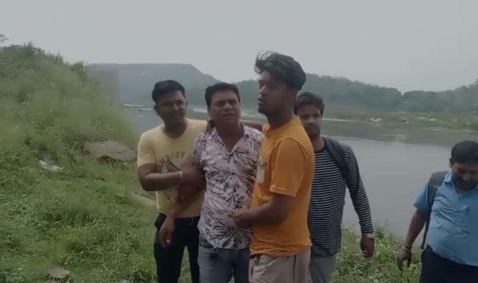 Dhanbad : झरिया में दामोदर नदी में नहाने गए पांच में से दो दोस्त डूबे, अबतक नहीं मिले...