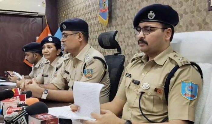 Bokaro : डेढ़ करोड़ की लूटकांड मामले का सनसनीखेज खुलासा-6 अपराधी गिरफ्तार, ये निकला मास्टरमाइंड...