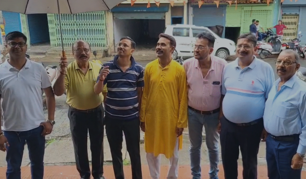 Hazaribagh : श्री ज्वेलर्स गोलीकांड के बाद डर के साये में व्यावसायी, विरोध में बंद रखी दुकाने और... Hazaribagh : व्यावसायियों में भारी आक्रोश
