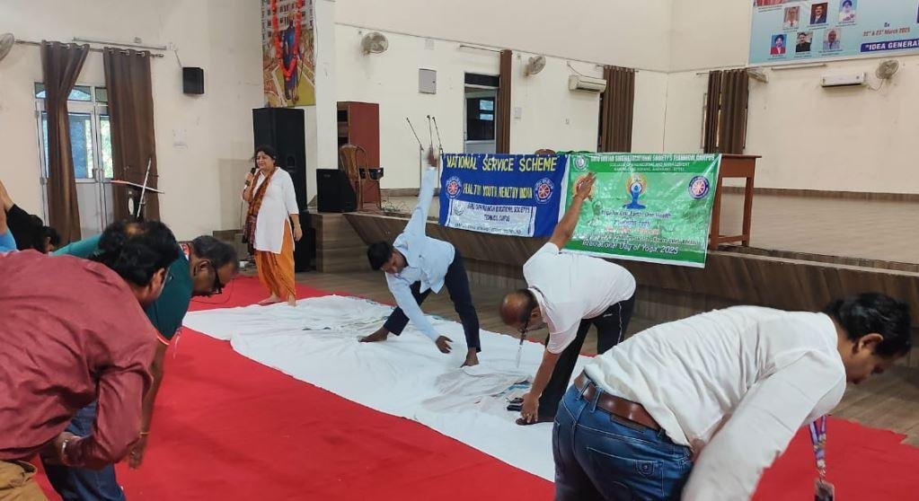 Bokaro : गुरु गोबिंद सिंह एजुकेशनल सोसायटीज टेक्निकल कैंपस, इंजीनियरिंग और मैनेजमेंट कॉलेज में मनाया गया योग दिवस 2 22Scope News Bokaro : योगाभ्यास करते कर्मी