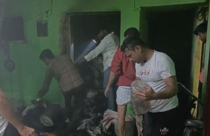 ;l8i Dhanbad : झरिया में बमबाजी से घर में लगी भीषण आग, दहशत का माहौल...