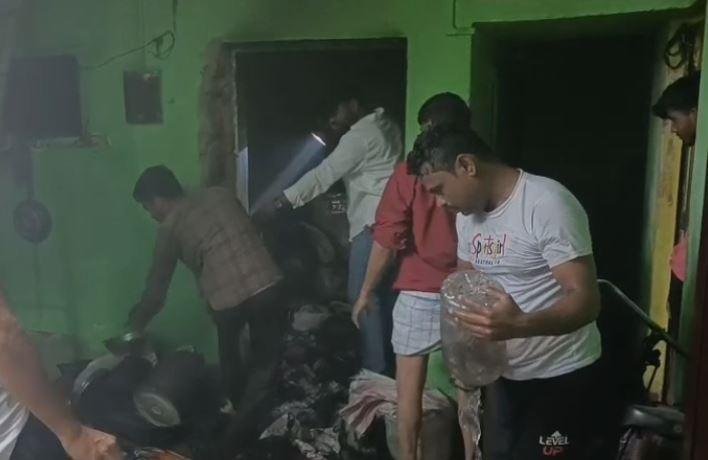 Dhanbad : झरिया में बमबाजी से घर में लगी भीषण आग, दहशत का माहौल...