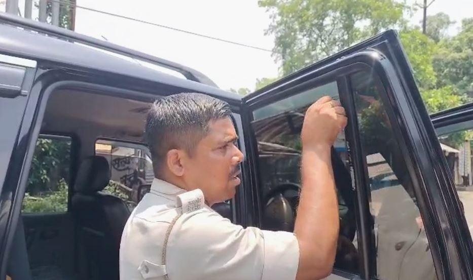 Dhanbad : छुप नहीं पाओगे, काली फिल्म वालों पर पुलिस की ताबड़तोड़ कार्रवाई... Dhanbad : काली फिल्म निकालती पुलिस