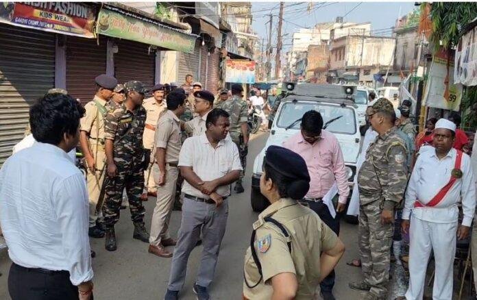 Pakur : डीसी-एसपी ने शहर का किया दौरा, बच्चों संग मनाई ईद, सुरक्षा व्यवस्था रही मुस्तैद