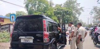 Dhanbad : छुप नहीं पाओगे, काली फिल्म वालों पर पुलिस की ताबड़तोड़ कार्रवाई...