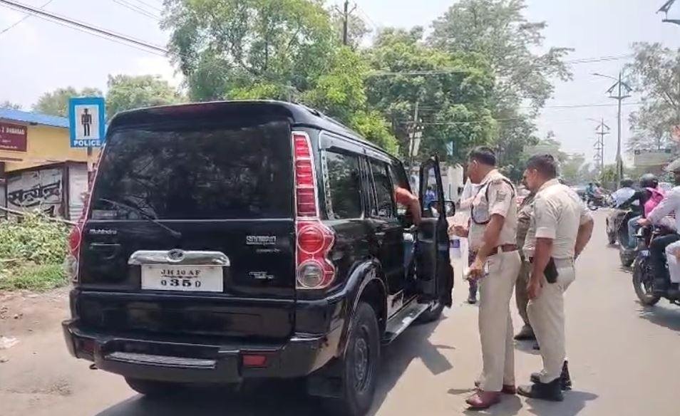 Dhanbad : छुप नहीं पाओगे, काली फिल्म वालों पर पुलिस की ताबड़तोड़ कार्रवाई...