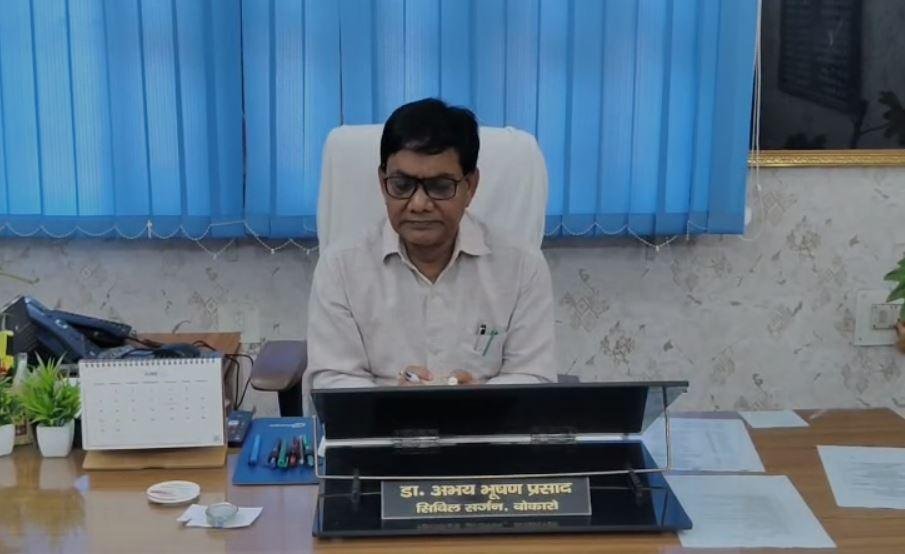 Bokaro : अलर्ट मोड पर स्वास्थ्य विभाग, आधुनिक सुविधाओं से लैश बेड तैयार... Bokaro : जानकारी देते सिविल सर्जन