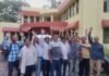 Dhanbad : टेंडर प्रक्रिया के दौरान हंगामा, संवेदकों ने थाना प्रभारी पर बदसलूकी का लगाया आरोप