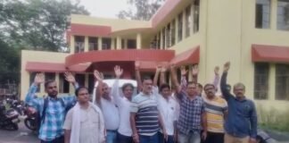 Dhanbad : टेंडर प्रक्रिया के दौरान हंगामा, संवेदकों ने थाना प्रभारी पर बदसलूकी का लगाया आरोप
