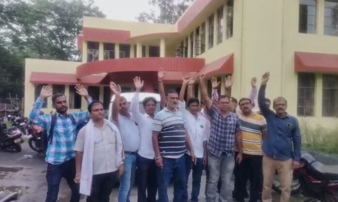 Dhanbad : टेंडर प्रक्रिया के दौरान हंगामा, संवेदकों ने थाना प्रभारी पर बदसलूकी का लगाया आरोप