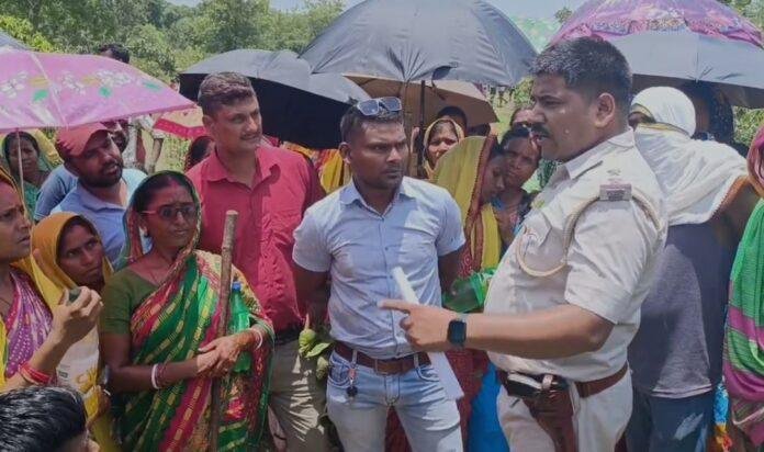 Jharia Breaking : सिवरेज ट्रीटमेंट प्लांट को लेकर पुलिस और ग्रामीण आमने-सामने, भारी संख्या में पुलिस बल तैनात...