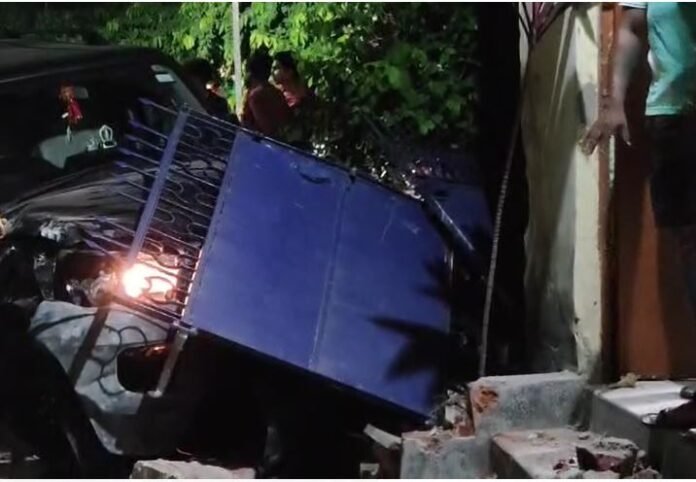 Bokaro: बिना नंबर की स्कॉर्पियो ने तोड़ा मकान का गेट, घर में घुसी गाड़ी
