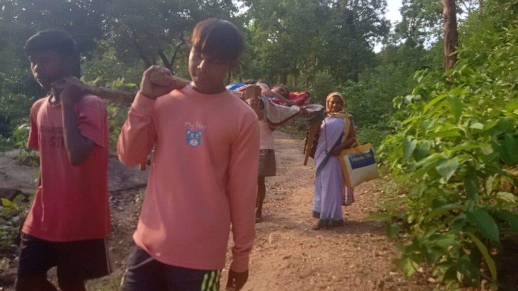 Simdega: सिस्टम फिर हुआ खटिया पर सवार! गर्भवती को खटिया पर लेटाकर 1 किलोमिटर दूर एंबुलेंस तक पहुंचाया