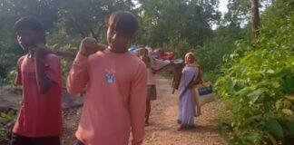 Simdega: सिस्टम फिर हुआ खटिया पर सवार! गर्भवती को खटिया पर लेटाकर 1 किलोमिटर दूर एंबुलेंस तक पहुंचाया