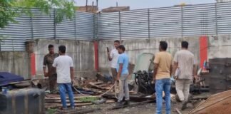 धनबाद से चोरी हुआ ट्रक पाकुड़ में बरामद, कबाड़ी की दुकान में काटा जा रहा था ट्रक