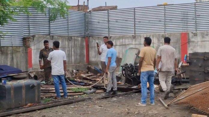 धनबाद से चोरी हुआ ट्रक पाकुड़ में बरामद, कबाड़ी की दुकान में काटा जा रहा था ट्रक