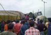 दो ट्रक के बीच की भीषण टक्कर, चालक गंभीर रूप से घायल
