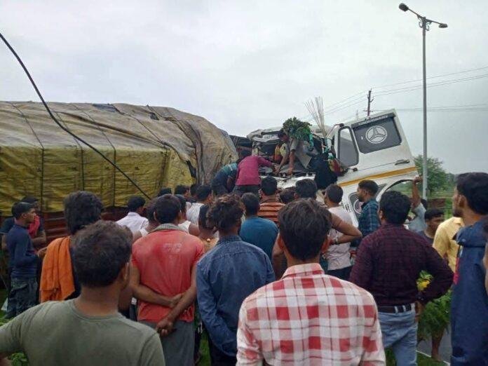 दो ट्रक के बीच की भीषण टक्कर, चालक गंभीर रूप से घायल