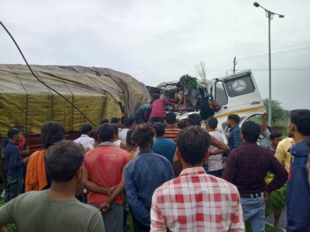दो ट्रक के बीच की भीषण टक्कर, चालक गंभीर रूप से घायल