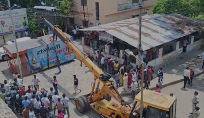 Hazaribagh : इरफान अंसारी खुद एक बीमारी है, संजीवनी सेवा कुटीर पर सियासी संग्राम तेज, बीजेपी ने दे डाली ये चेतावनी...