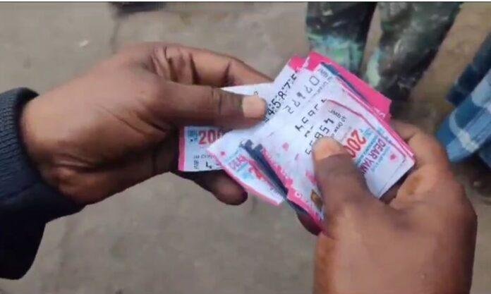 Dhanbad Crime : झरिया में अवैध लॉटरी रैकेट का भंडाफोड़, 6 से अधिक युवक पकड़े गए