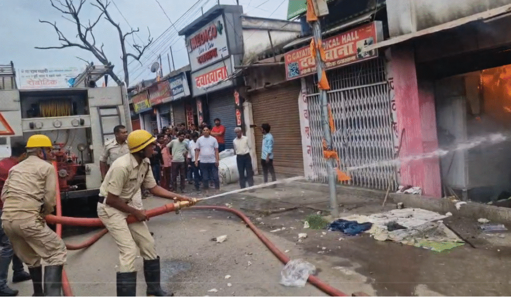 Hazaribagh fire : रुई और गद्दे की दुकान में भड़की भीषण आग से मची अफरातफरी, लाखों का सामान खाक... Hazaribagh fire : कड़ी मशक्कत के बाद दमकल की टीम ने पाया आग पर काबू