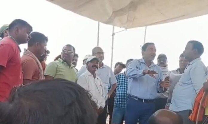 Ramgarh : सीसीएल सिरका कोलयरी में चक्का जाम, प्रबंधन मनाने में जुटा...