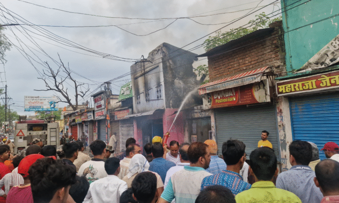 Hazaribagh fire : रुई और गद्दे की दुकान में भड़की भीषण आग से मची अफरातफरी, लाखों का सामान खाक...