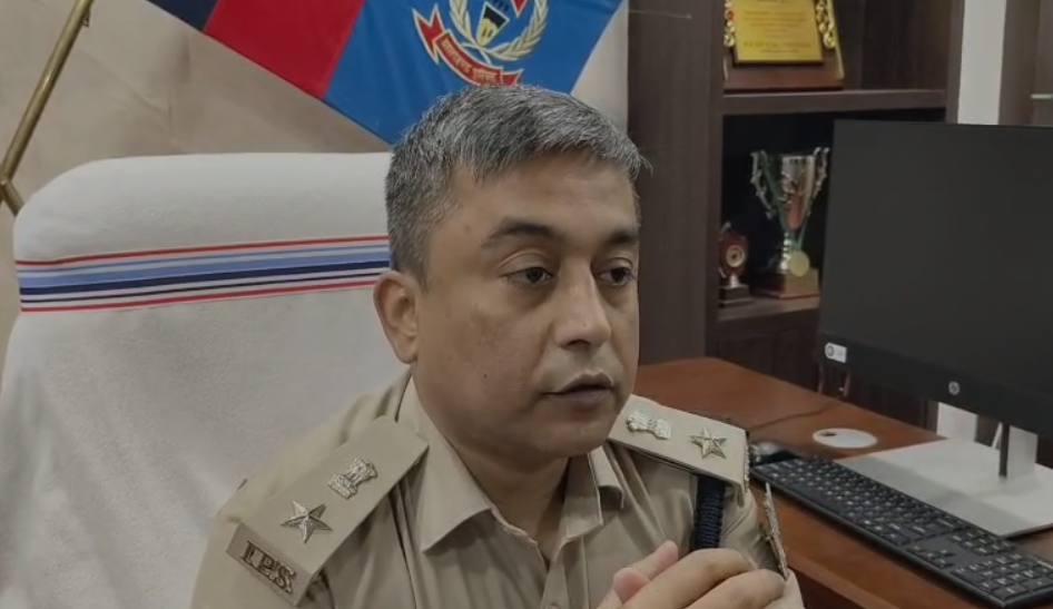 Giridih Murder : बड़े भाई ने ही काट डाला छोटे भाई का गला, टांगी से काटकर उतारा मौत के घाट, आरोपी गिरफ्तार... Giridih Murder : मामले की जानकारी देते एसपी