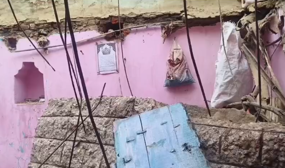 Hazaribagh : बरही में दर्दनाक हादसा: आधी रात को मौत बनकर गिरा मकान का छत, दंपति की दर्दनाक मौत... Hazaribagh : आधी रात में गिरा मलबा