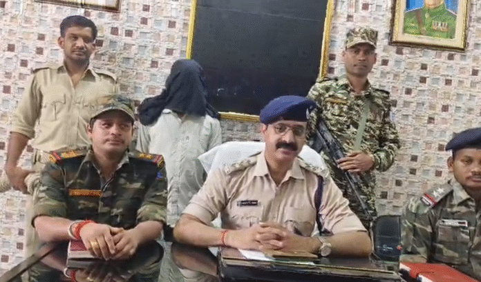 ;uyik Palamu : आया था रंगदारी वसूलने पुलिस ने दर दबोचा, टीएसपीसी नक्सली गिरफ्तार...