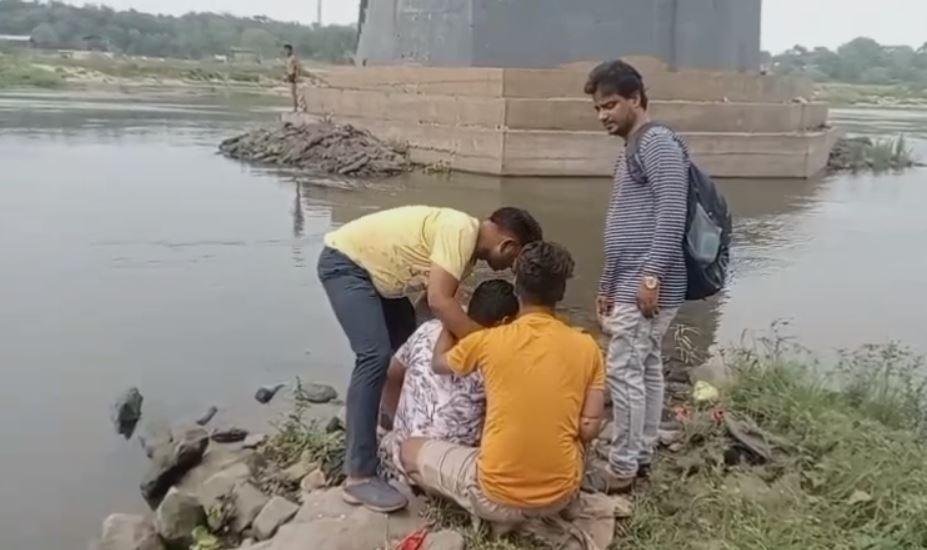 Dhanbad : बेसुध पड़ा पिता