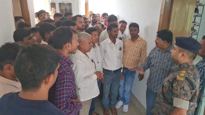 वाइन शॉप में कार्यरत कर्मचारियों का फूटा गुस्सा, 6 महीने से नहीं मिली सैलरी