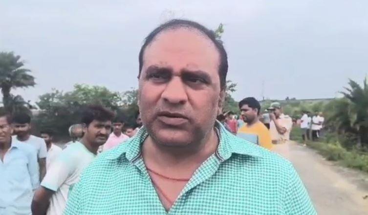 Koderma : मच गई सनसनी: कब्र खोदकर निकाला गया बच्चे का शव, अब जांच में जुटी पुलिस...