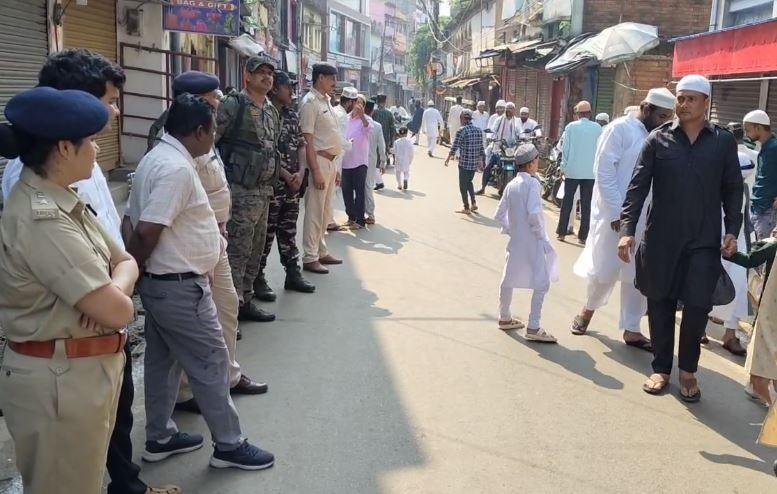 Pakur : डीसी-एसपी ने शहर का किया दौरा, बच्चों संग मनाई ईद, सुरक्षा व्यवस्था रही मुस्तैद Pakur : त्यौहार के दौरान पुलिस बल तैनात