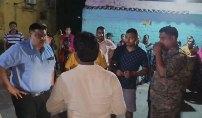 Dhanbad : कूलर पर मोमबत्ती जलाना पड़ा, बीसीसीएल क्वार्टर में लगी भीषण आग