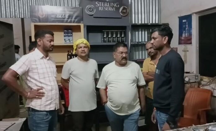 Bokaro Crime : बंदूक की नोक पर शराब दुकान में लाखों की लूट, जांच में जुटी पुलिस...