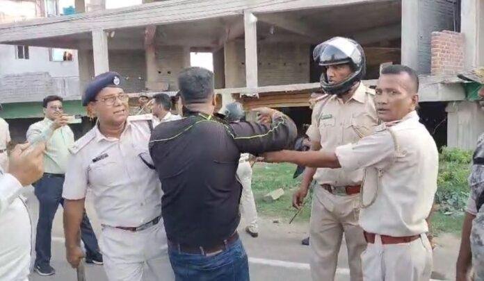 ;yuiky Dhanbad Breaking : प्रभातम मॉल के पास फिर टशन, ढुल्लू महतो और रणविजय सिंह के समर्थकों के बीच भिड़ंत से माहौल बिगड़ा, भारी फोर्स तैनात...