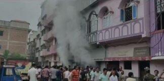 तीन मंजिला इमारत में भीषण आग, इलेक्ट्राॅनिक्स का गोदाम जलकर खाक