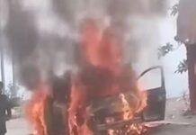 पर्यटकों की चलती कार में लगी अचानक आग, धू-धूकर जलने लगी चलती कार